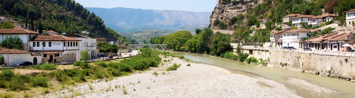 Berat and Osumit River (Alessandro Giangiulio)  [flickr.com]  CC BY 
Informations sur les licences disponibles sous 'Preuve des sources d'images'